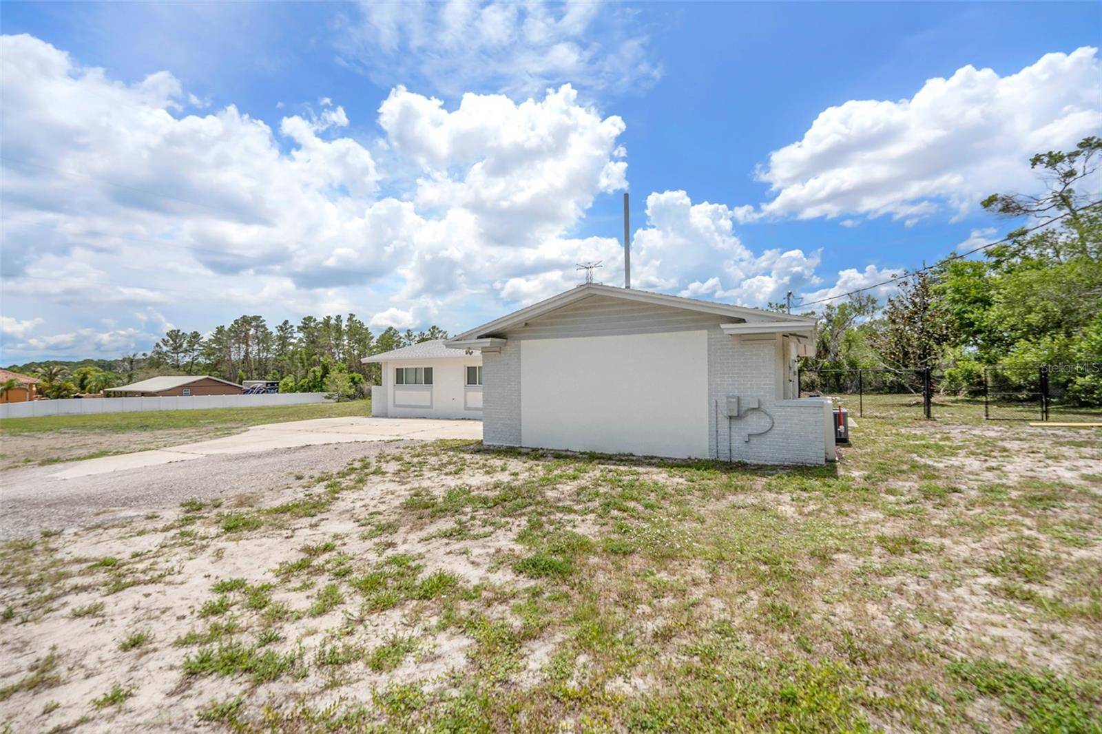 Tarpon Springs, FL 34688,475 E LAKE DR