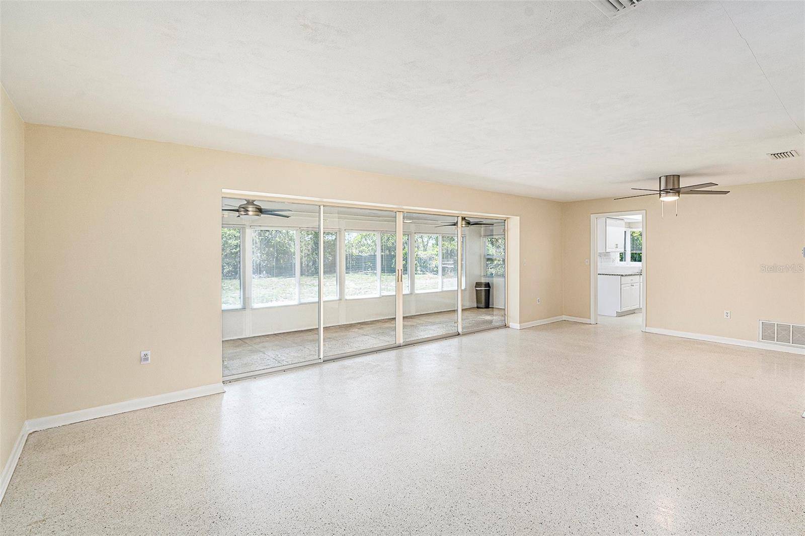 Tarpon Springs, FL 34688,475 E LAKE DR