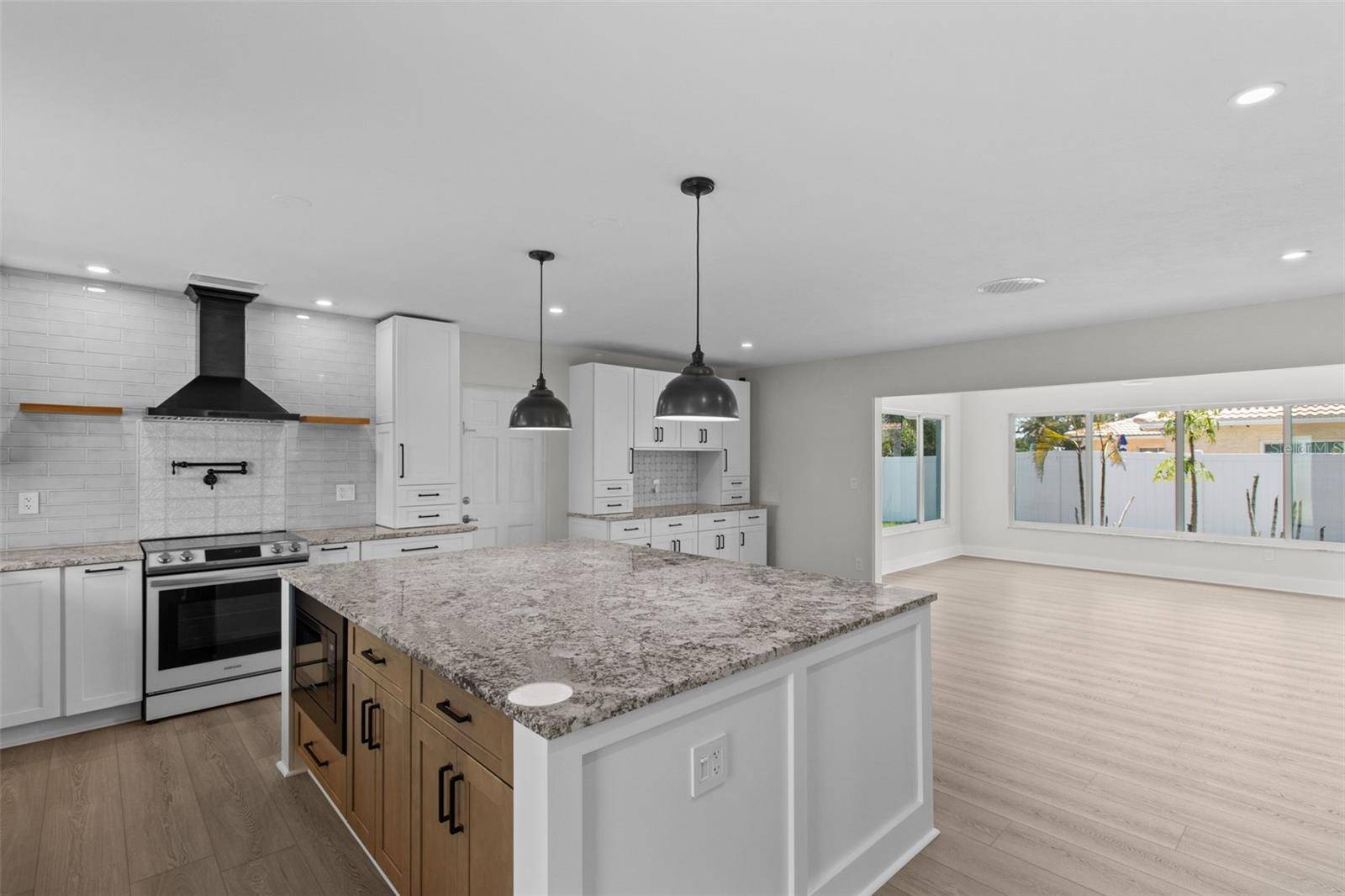 St Petersburg, FL 33707,2 79TH ST S