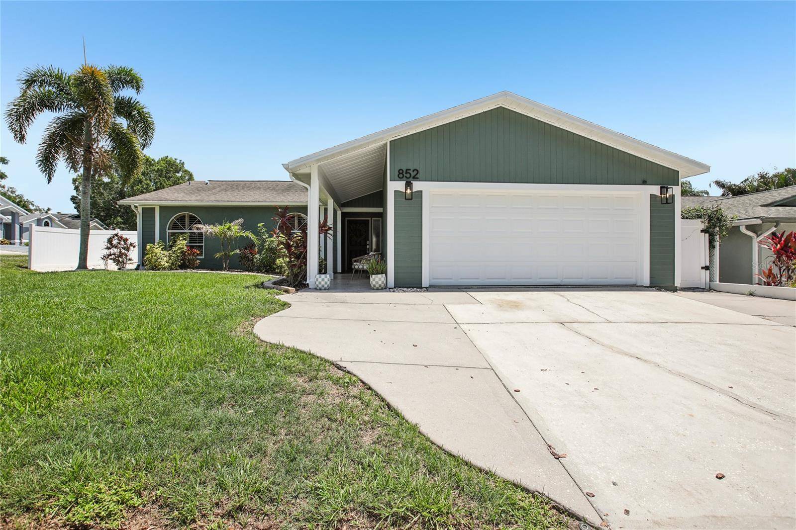 Palm Harbor, FL 34683,852 CRYSTAL DR