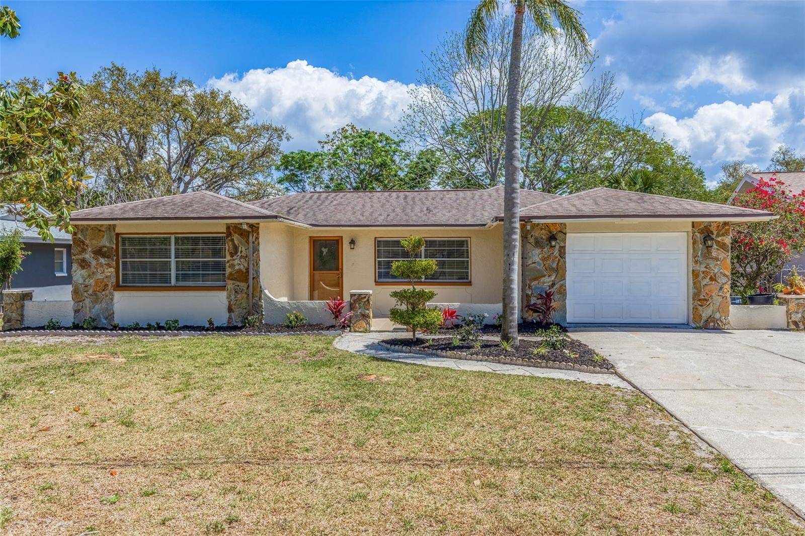 Tarpon Springs, FL 34689,834 RIVERSIDE DR