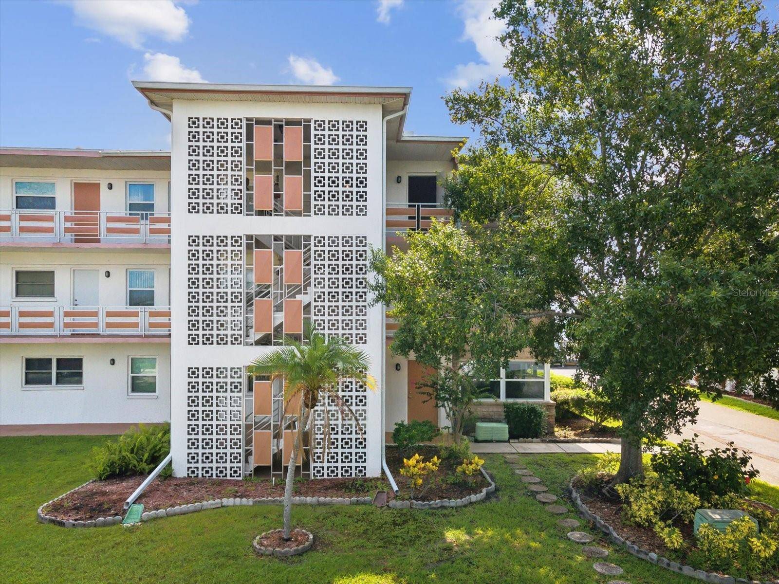 St Petersburg, FL 33714,6015 19TH ST N #117