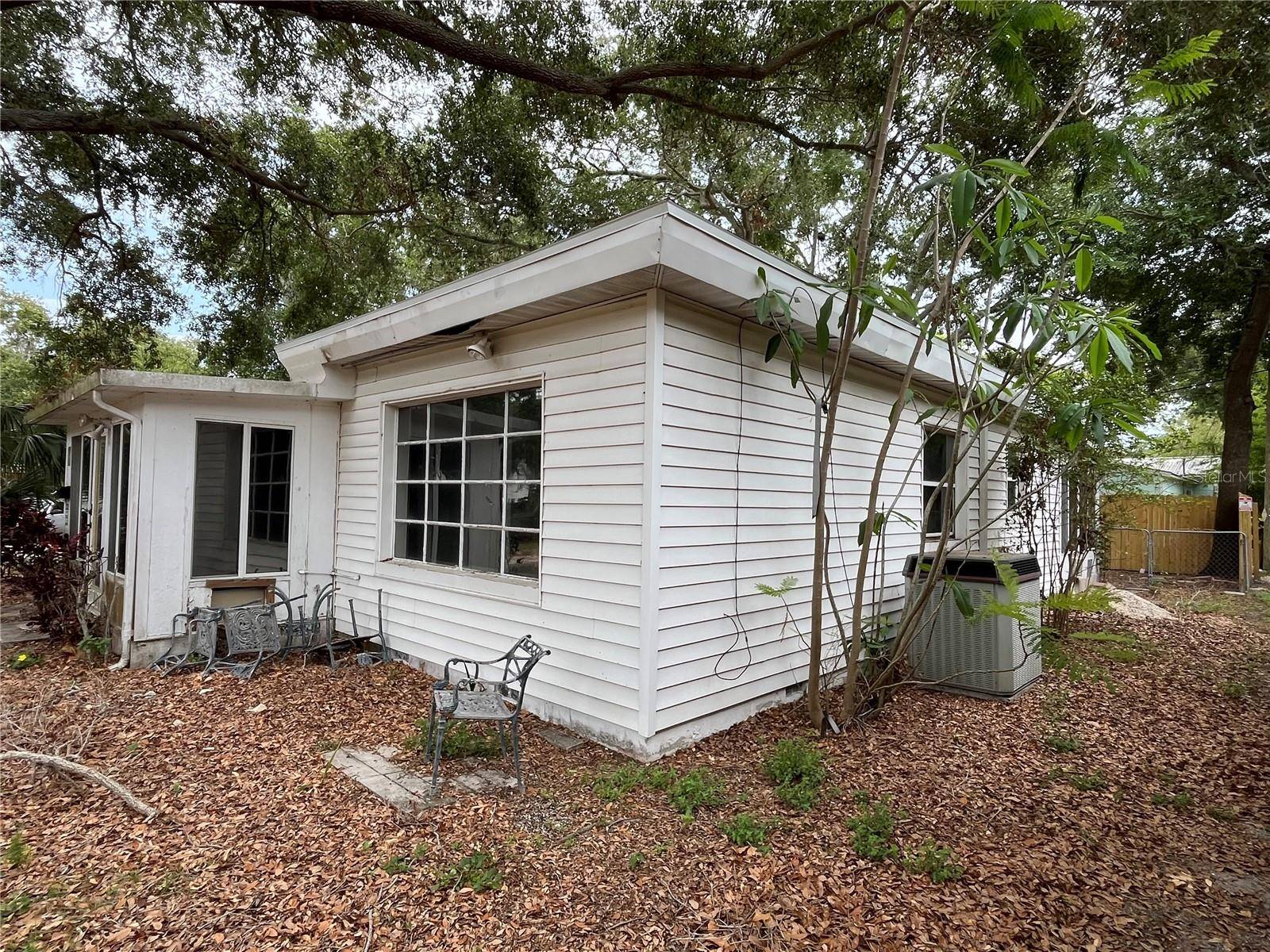 St Petersburg, FL 33703,4050 IRIS ST N