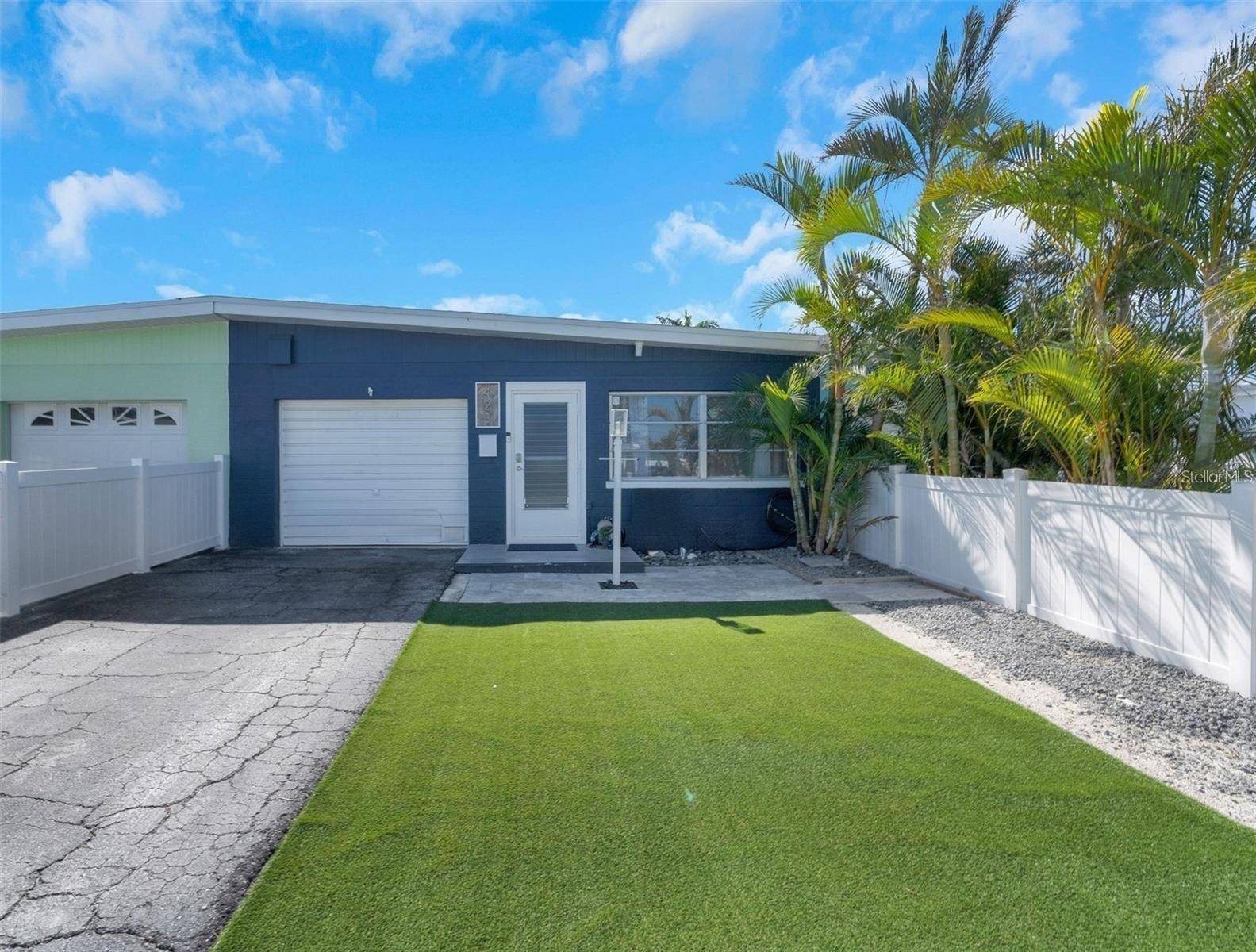 Holmes Beach, FL 34217,423 62ND ST