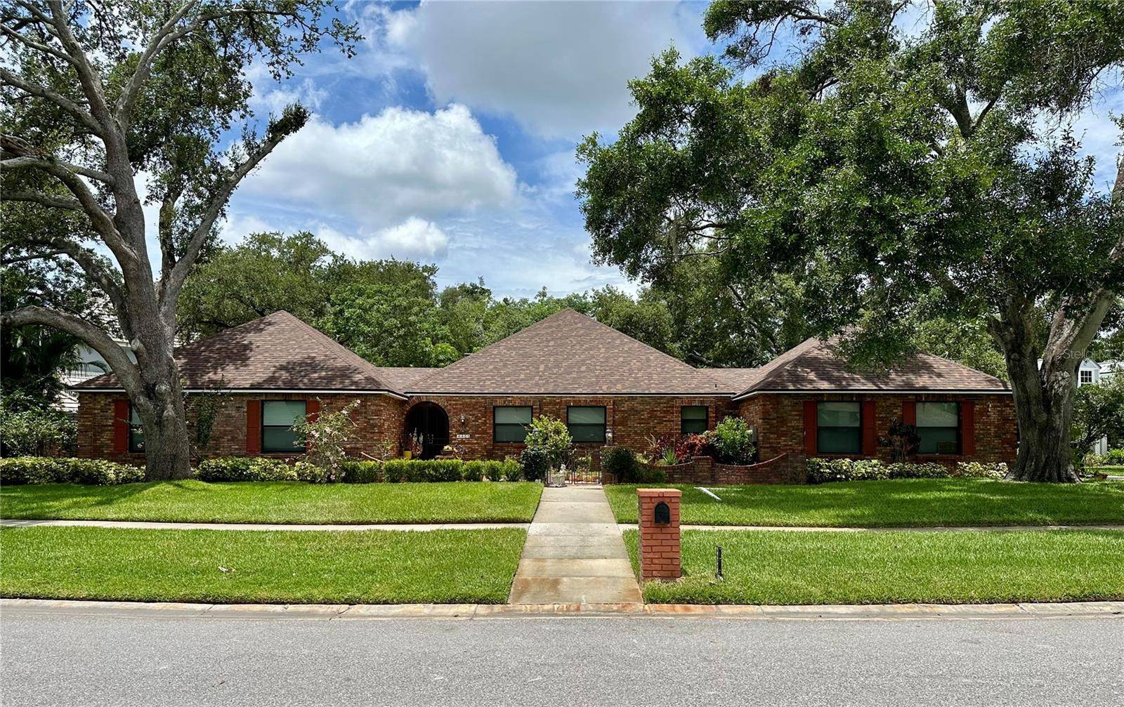 Tampa, FL 33618,4405 MEADOWWOOD WAY