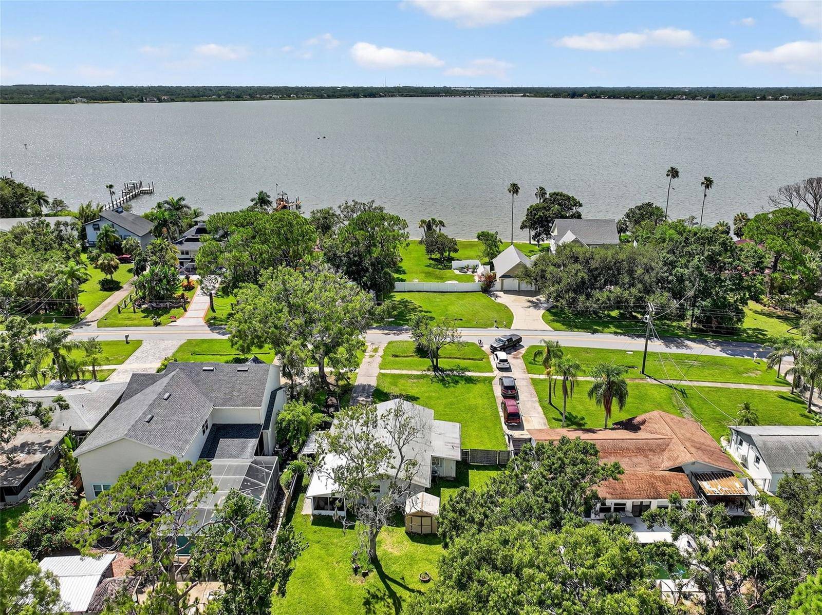 Oldsmar, FL 34677,605 SHORE DR E