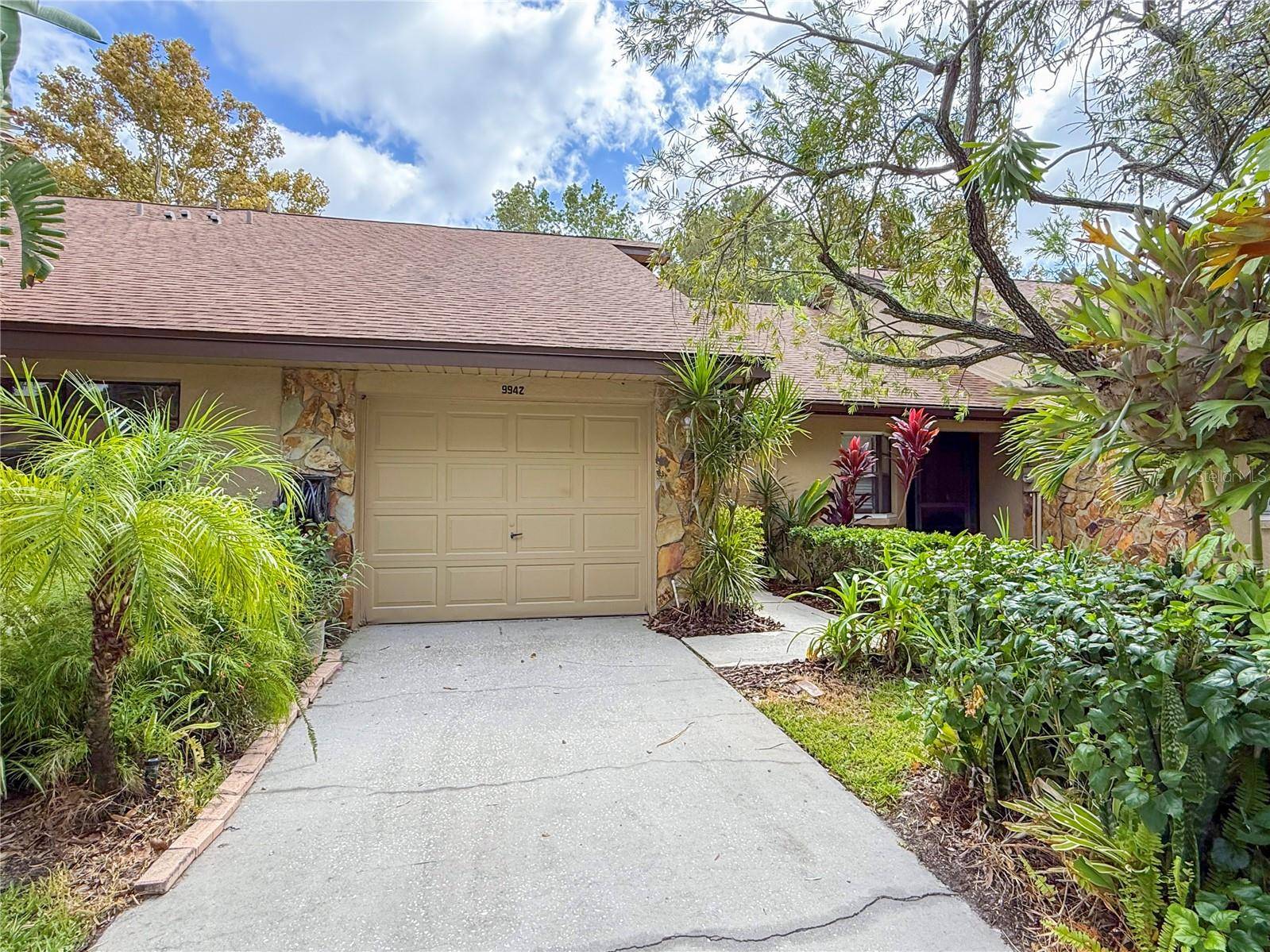Largo, FL 33773,9942 LAKE SEMINOLE DR W