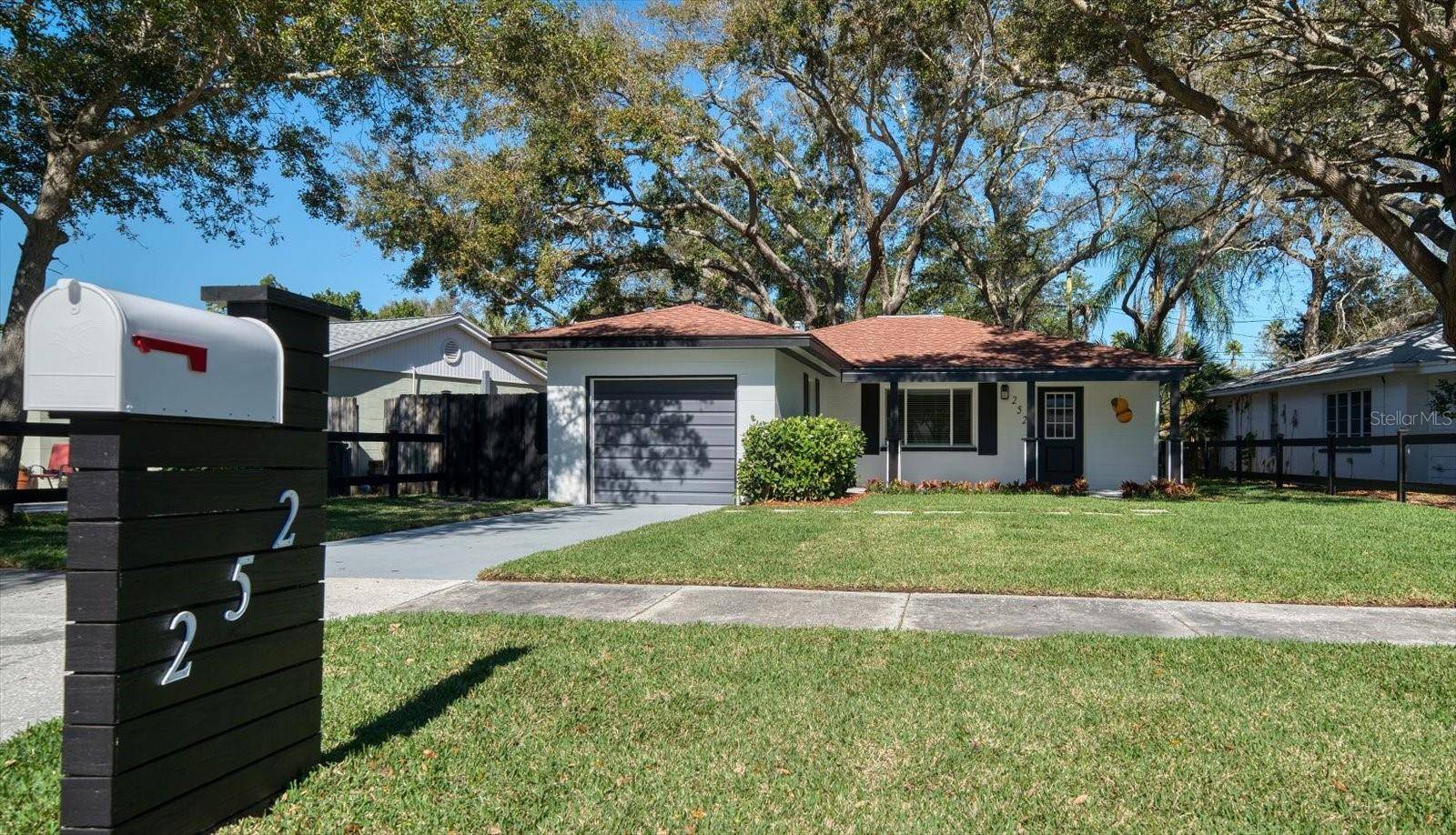 Dunedin, FL 34698,252 GROVE CIR S