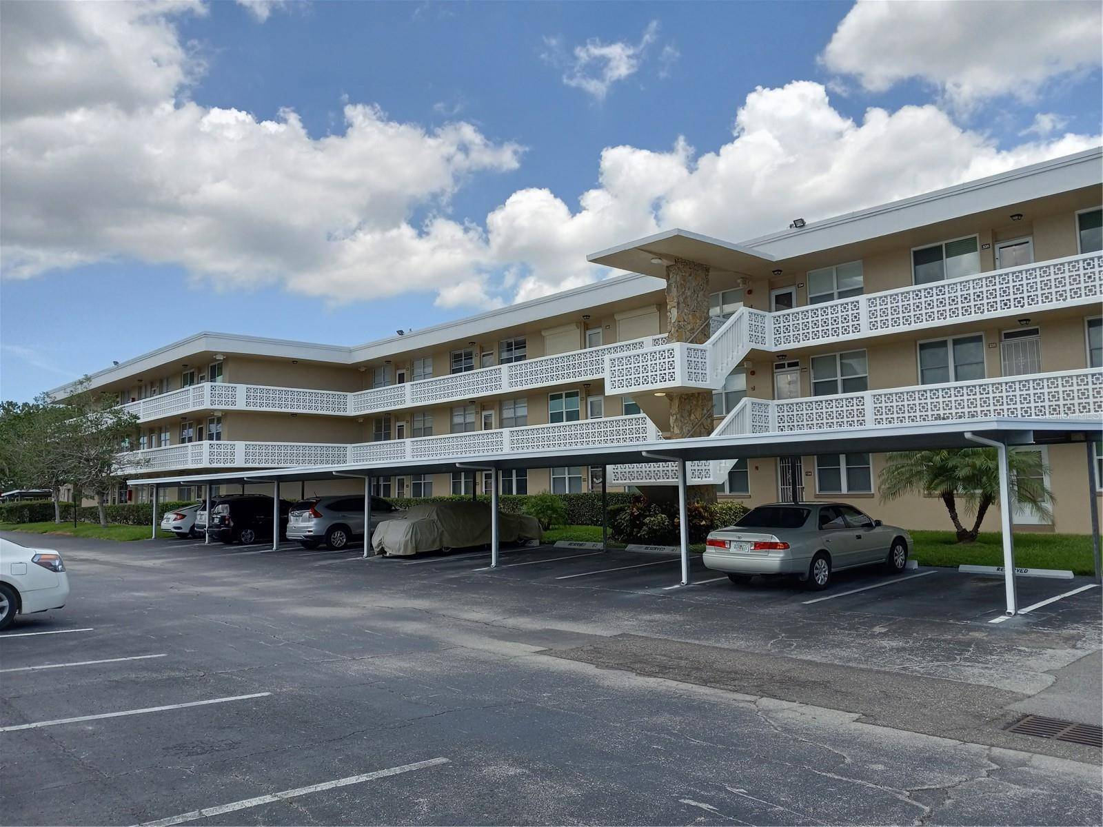 St Petersburg, FL 33703,4915 BAY ST NE #332