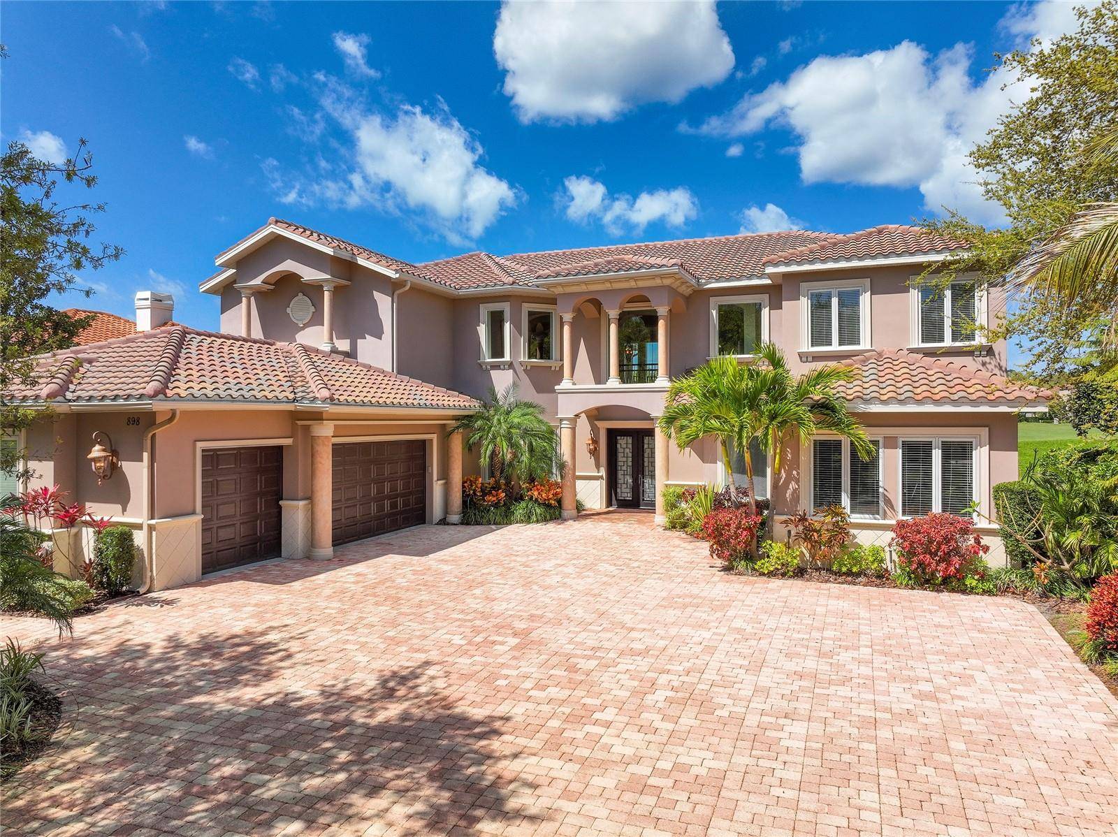 Palm Harbor, FL 34683,898 SKYE LN