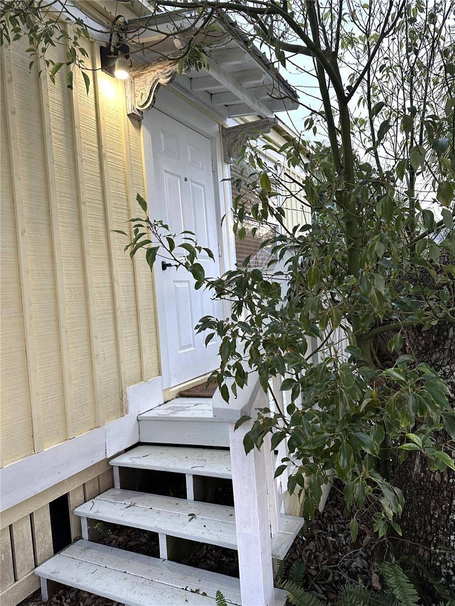 Tarpon Springs, FL 34689,109 HIBISCUS ST #3