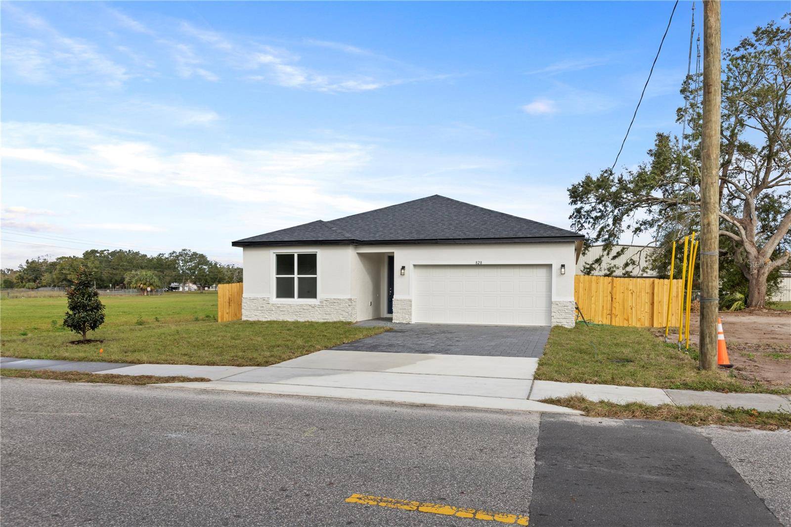 Sanford, FL 32771,828 W 24TH ST