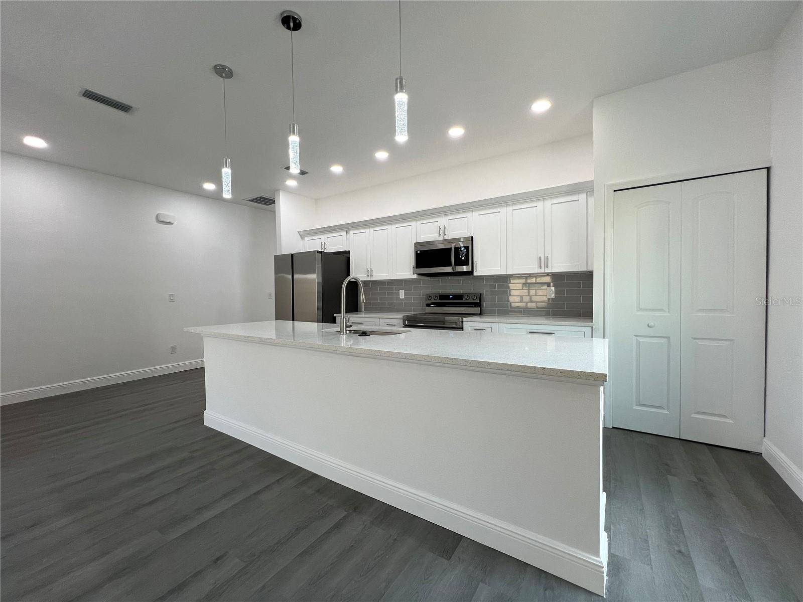 Daytona Beach, FL 32117,951 REDWOOD ST