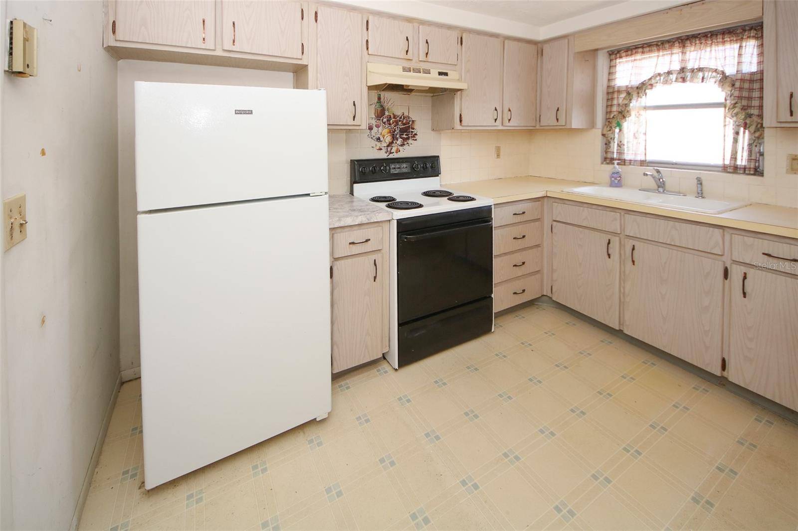 Holiday, FL 34691,3851 REDWOOD DR