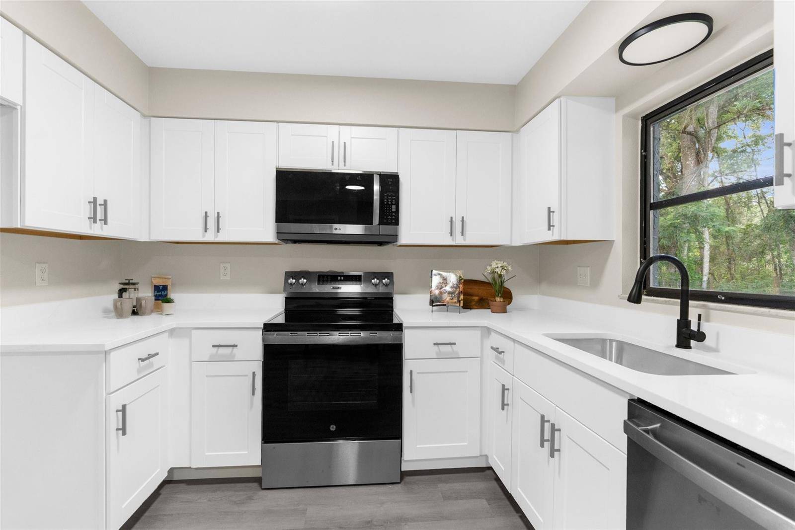 Dade City, FL 33523,5215 AZALEA CIR