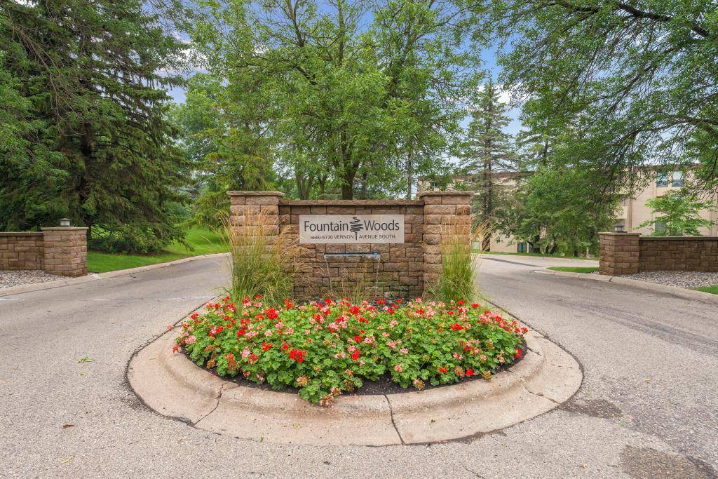 Edina, MN 55436,6650 Vernon AVE S #220