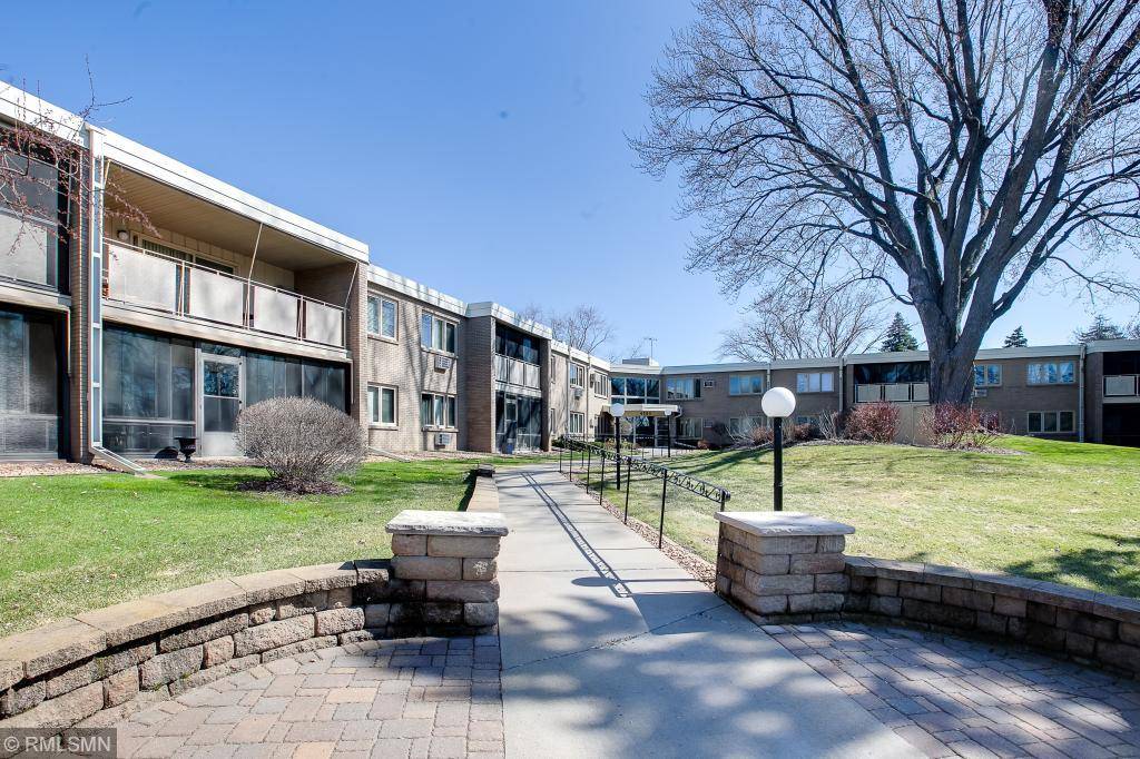 Edina, MN 55436,4380 Brookside CT #205