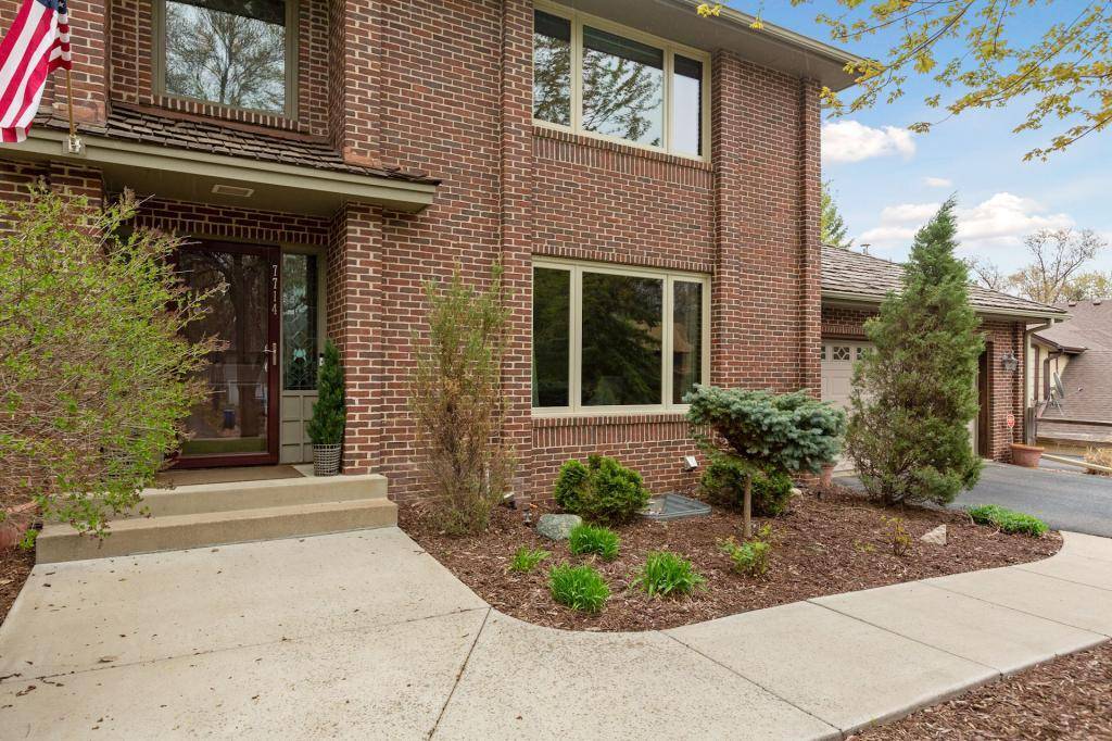 Edina, MN 55439,7714 Tanglewood CT