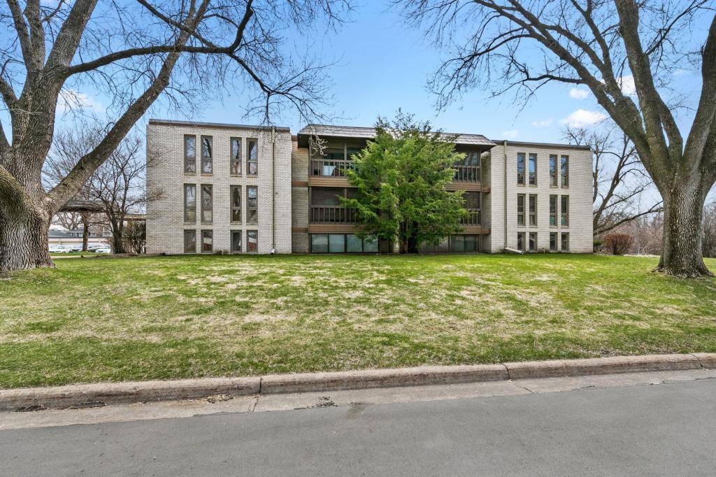 Edina, MN 55435,6315 York AVE S #202