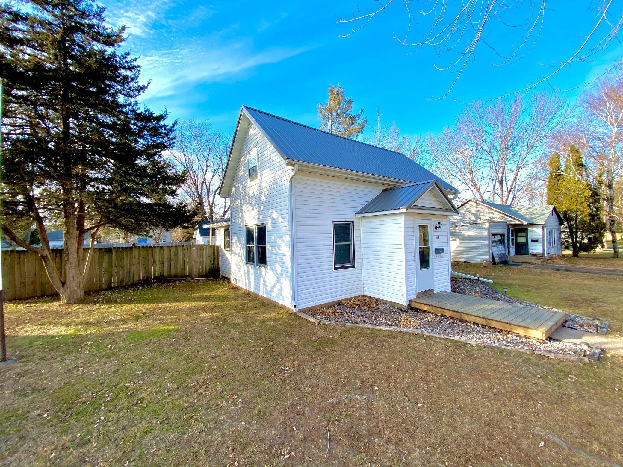 Menomonie, WI 54751,1619 Knapp ST