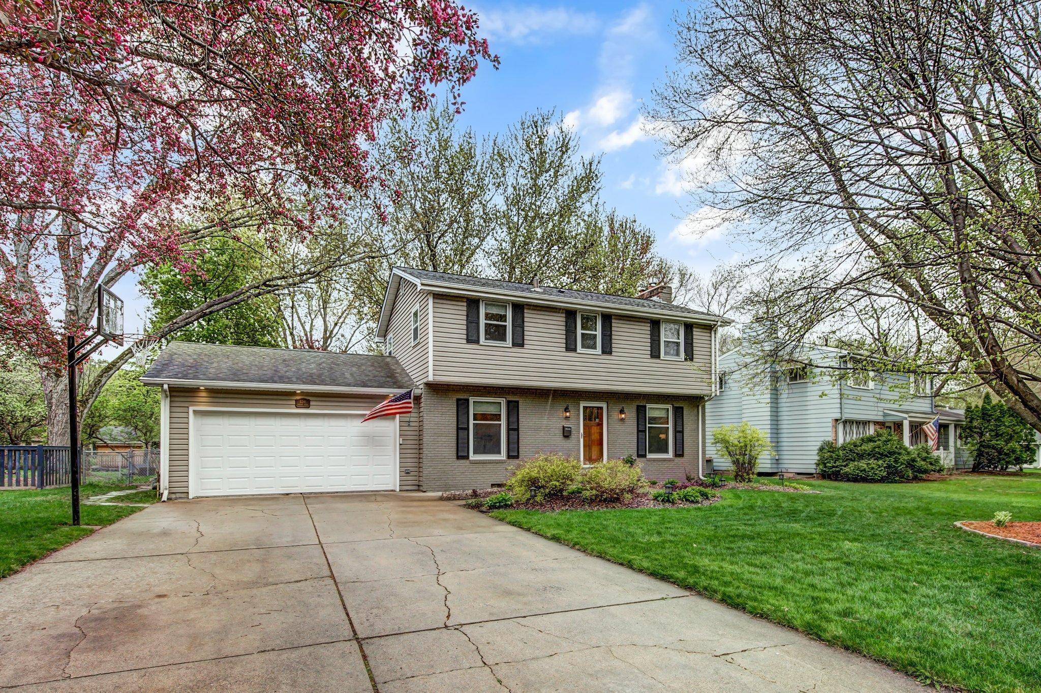 Edina, MN 55439,5241 Meadow RDG