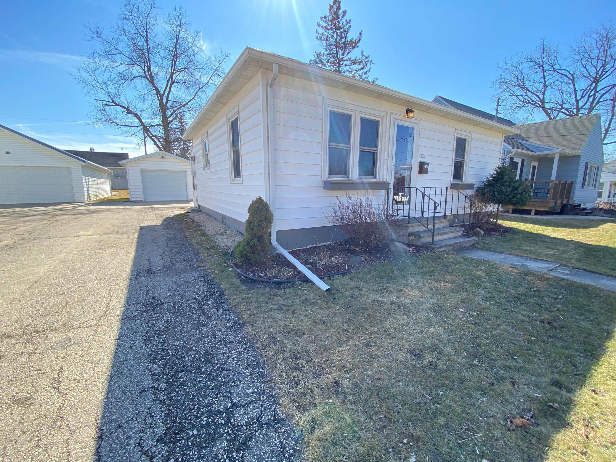 Stewartville, MN 55976,606 2nd ST SW