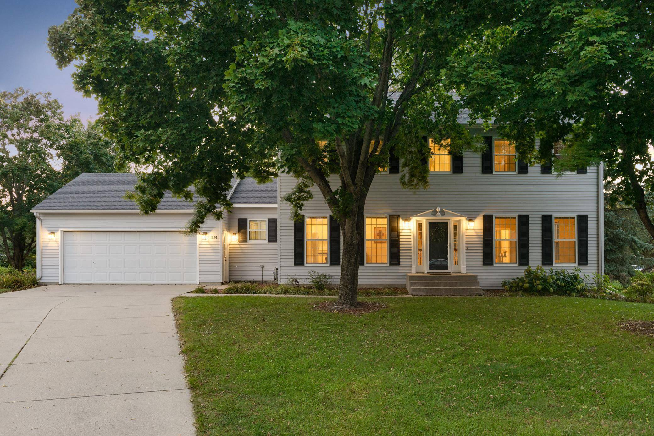 Owatonna, MN 55060,914 Saint Andrews PL