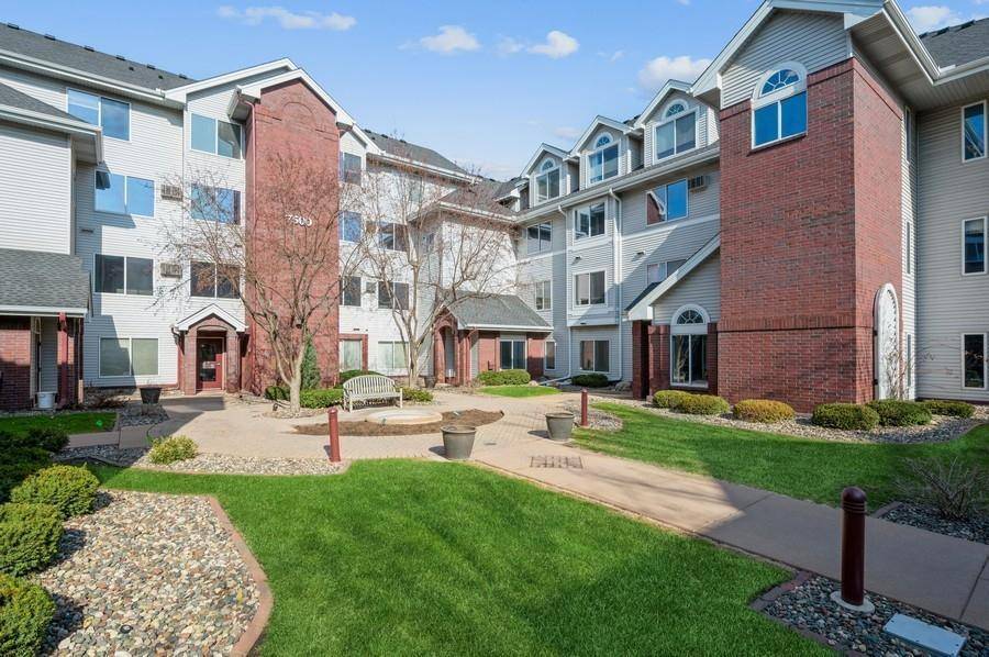 Edina, MN 55435,7500 Edinborough WAY #3207