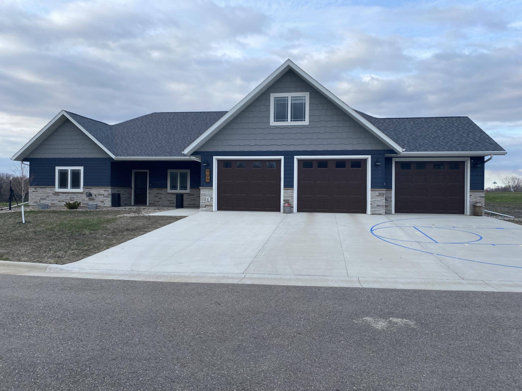 Minneota, MN 56264,909 9th Street CIR