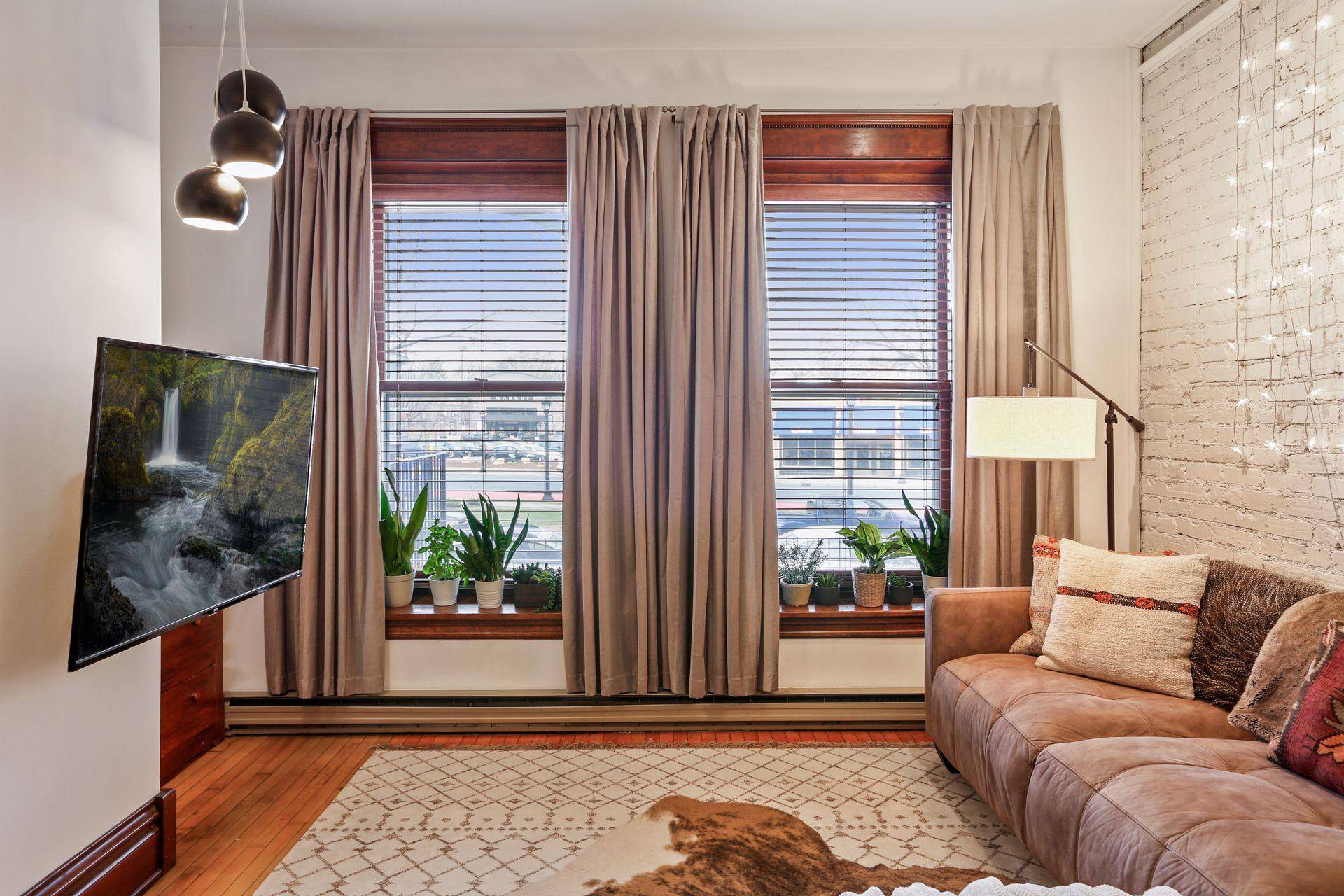 Minneapolis, MN 55405,2421 Emerson AVE S #102