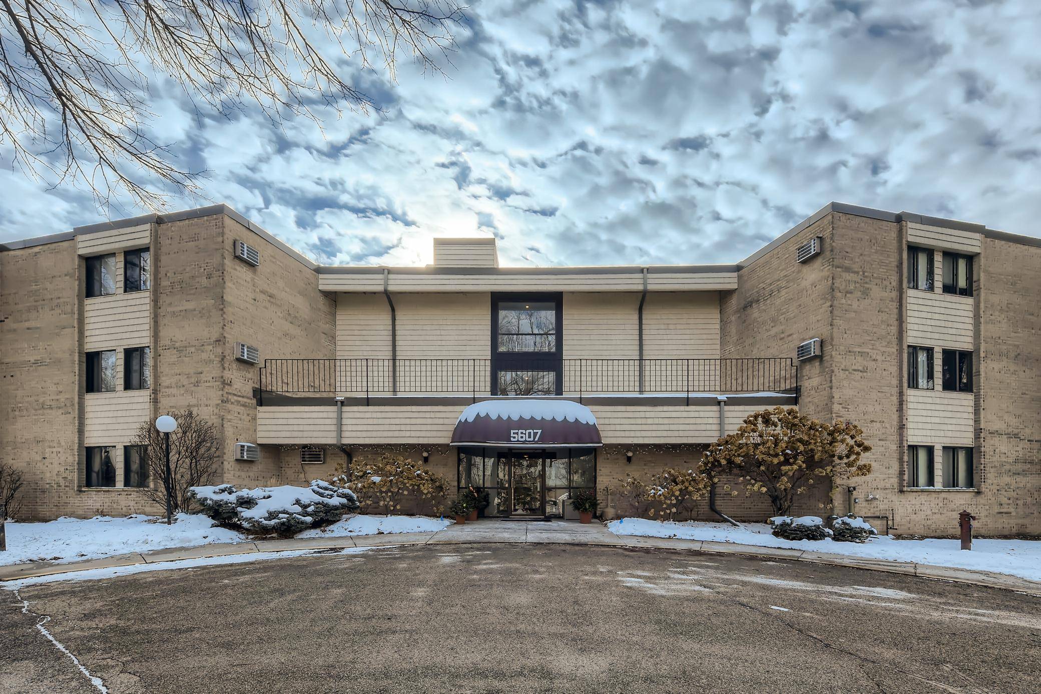 Minnetonka, MN 55343,5607 Green Circle DR #115