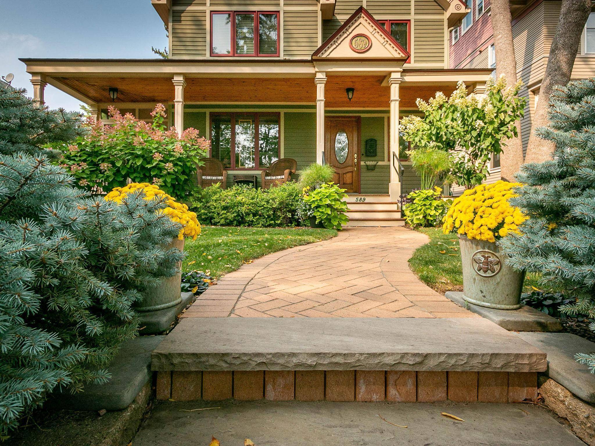 Saint Paul, MN 55102,589 Portland AVE