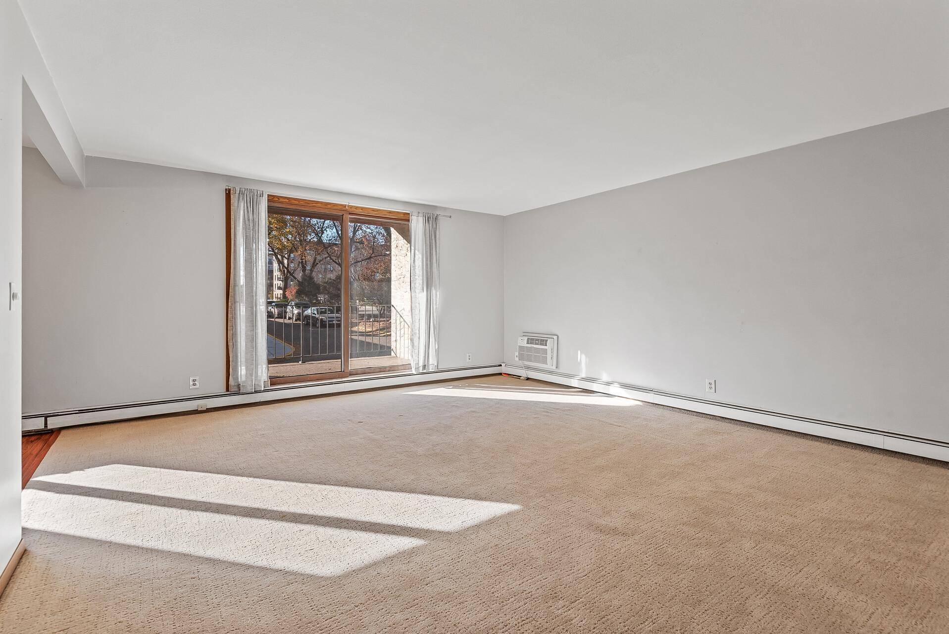 Edina, MN 55435,6415 York AVE S #105