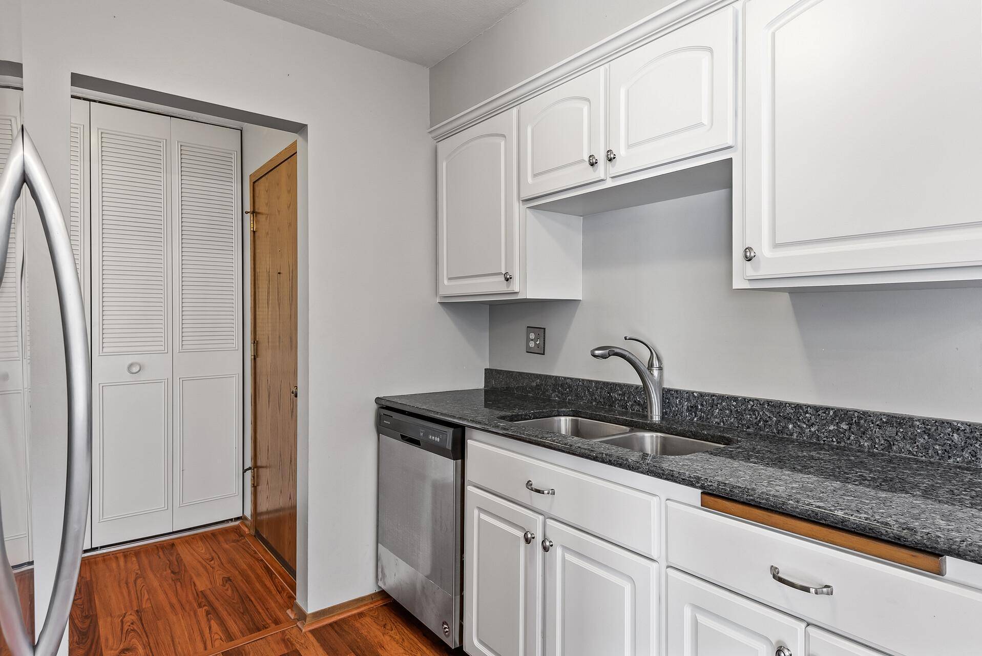 Edina, MN 55435,6415 York AVE S #105