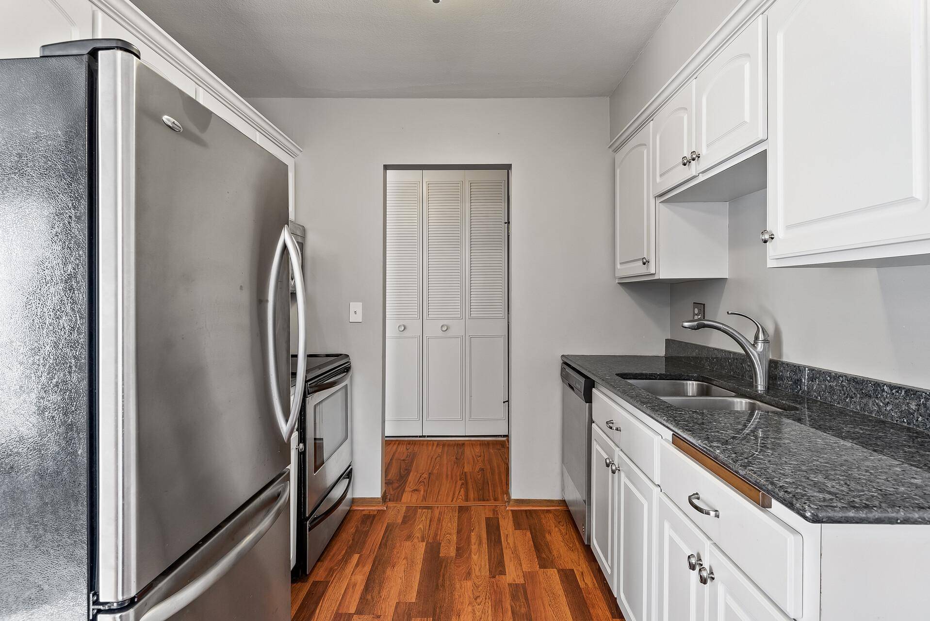 Edina, MN 55435,6415 York AVE S #105