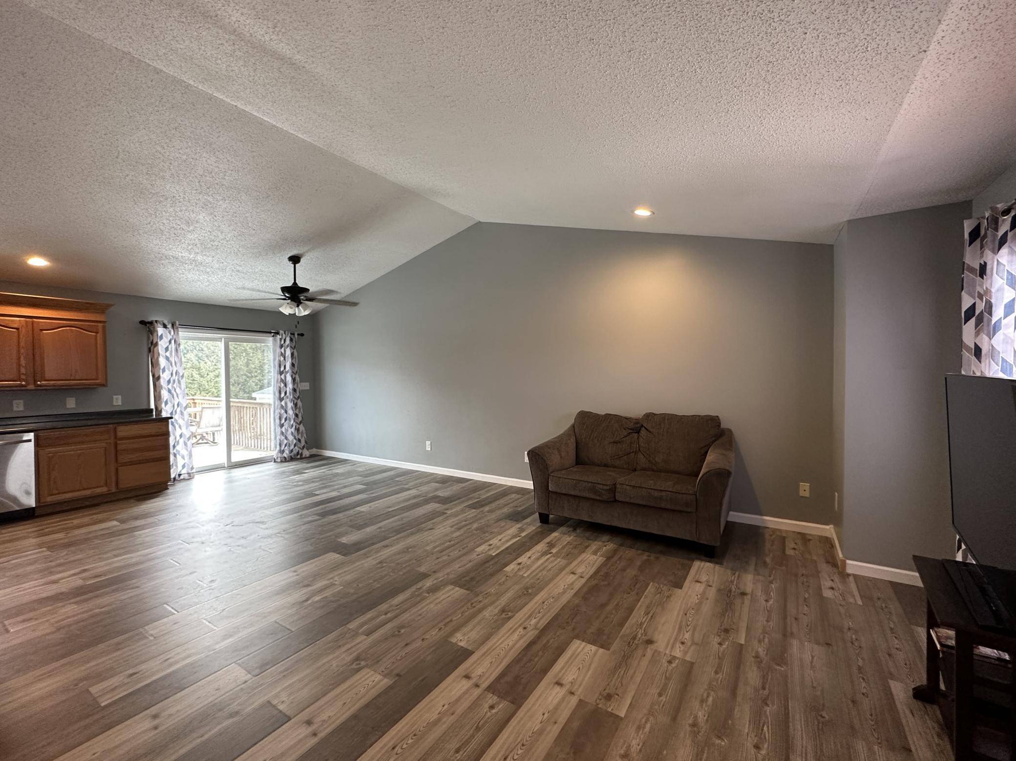 Dodge Center, MN 55927,210 10th AVE NW