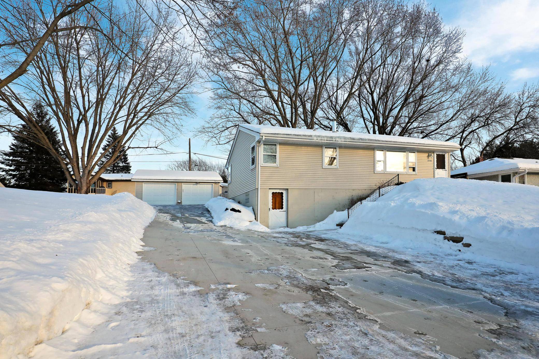 North Saint Paul, MN 55109,2728 Longview DR