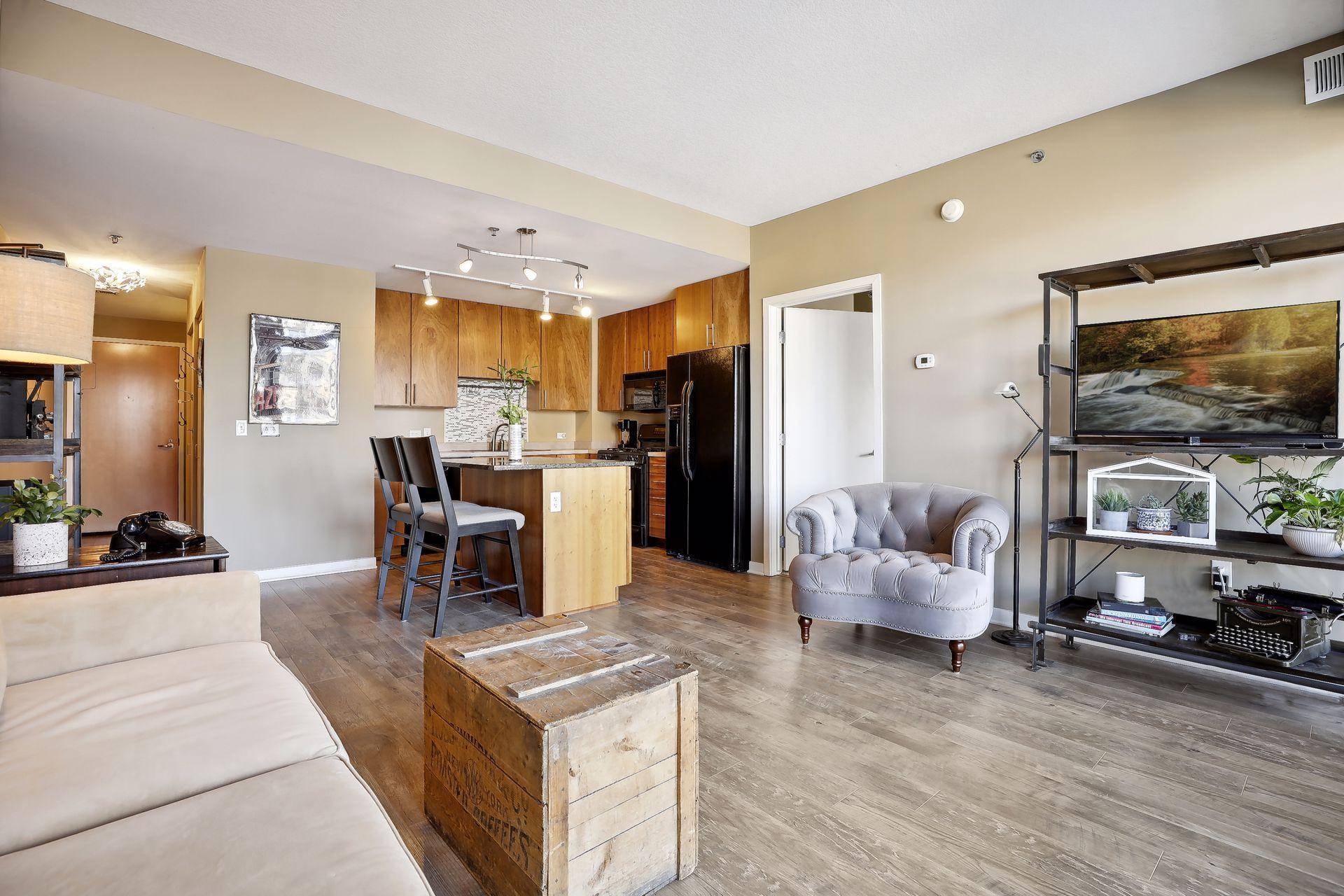 Minneapolis, MN 55404,929 Portland AVE #702