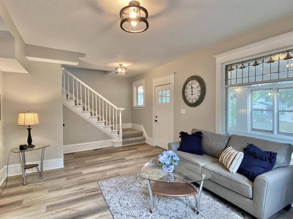 Minneapolis, MN 55409,4214 1st AVE S