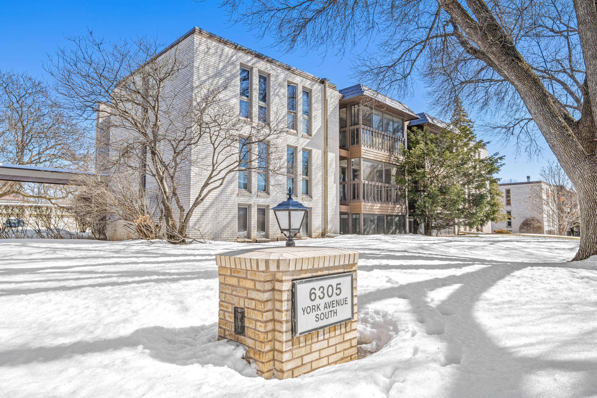 Edina, MN 55435,6305 York AVE S #102