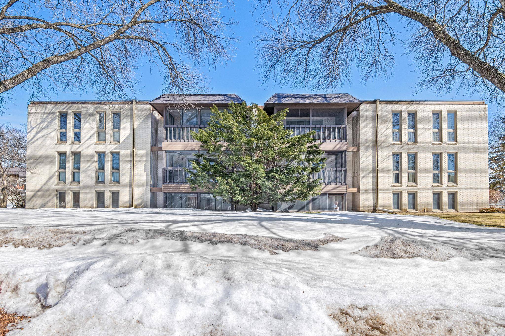 Edina, MN 55435,6305 York AVE S #102