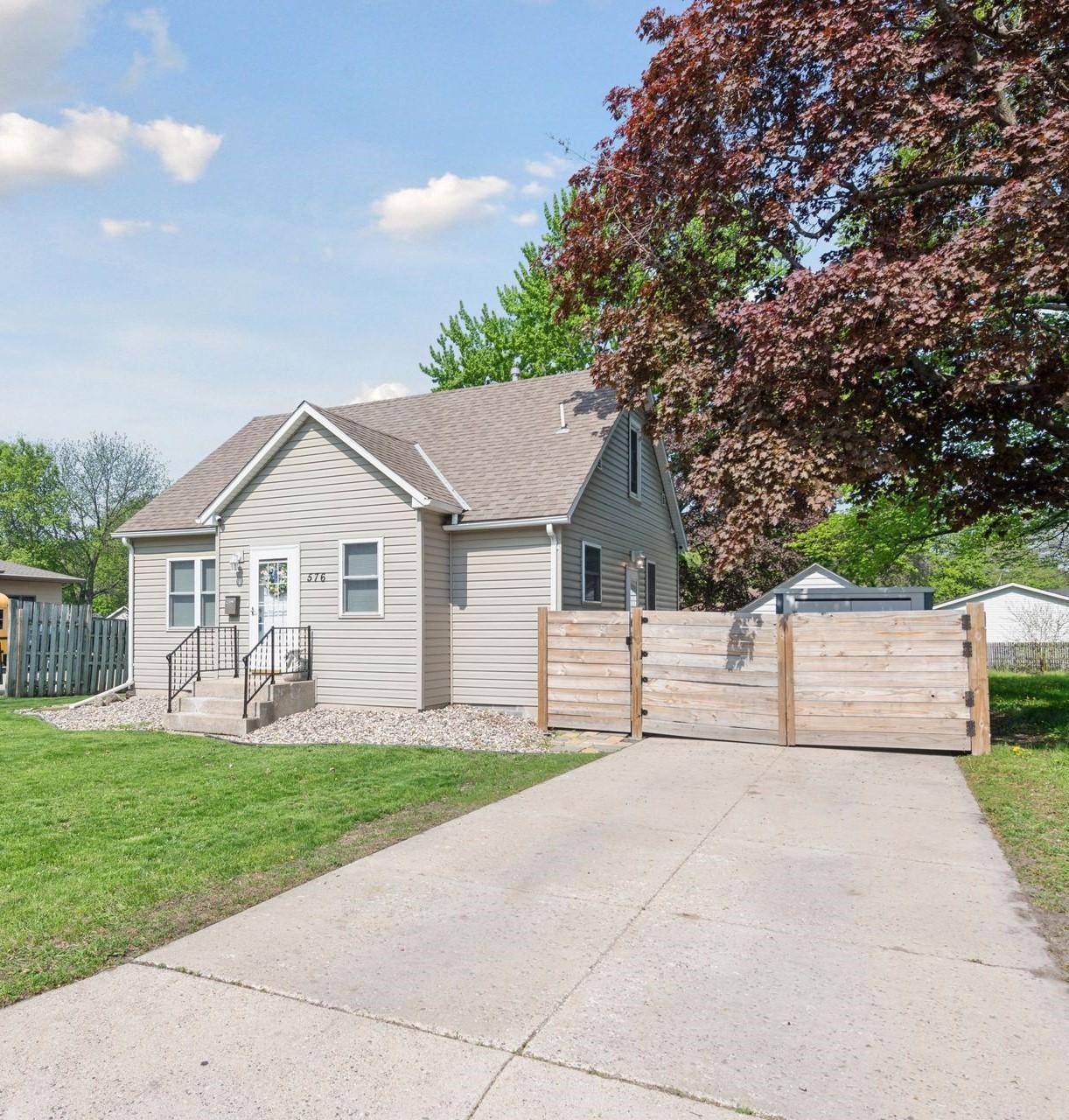 Hutchinson, MN 55350,576 Bluff ST NE