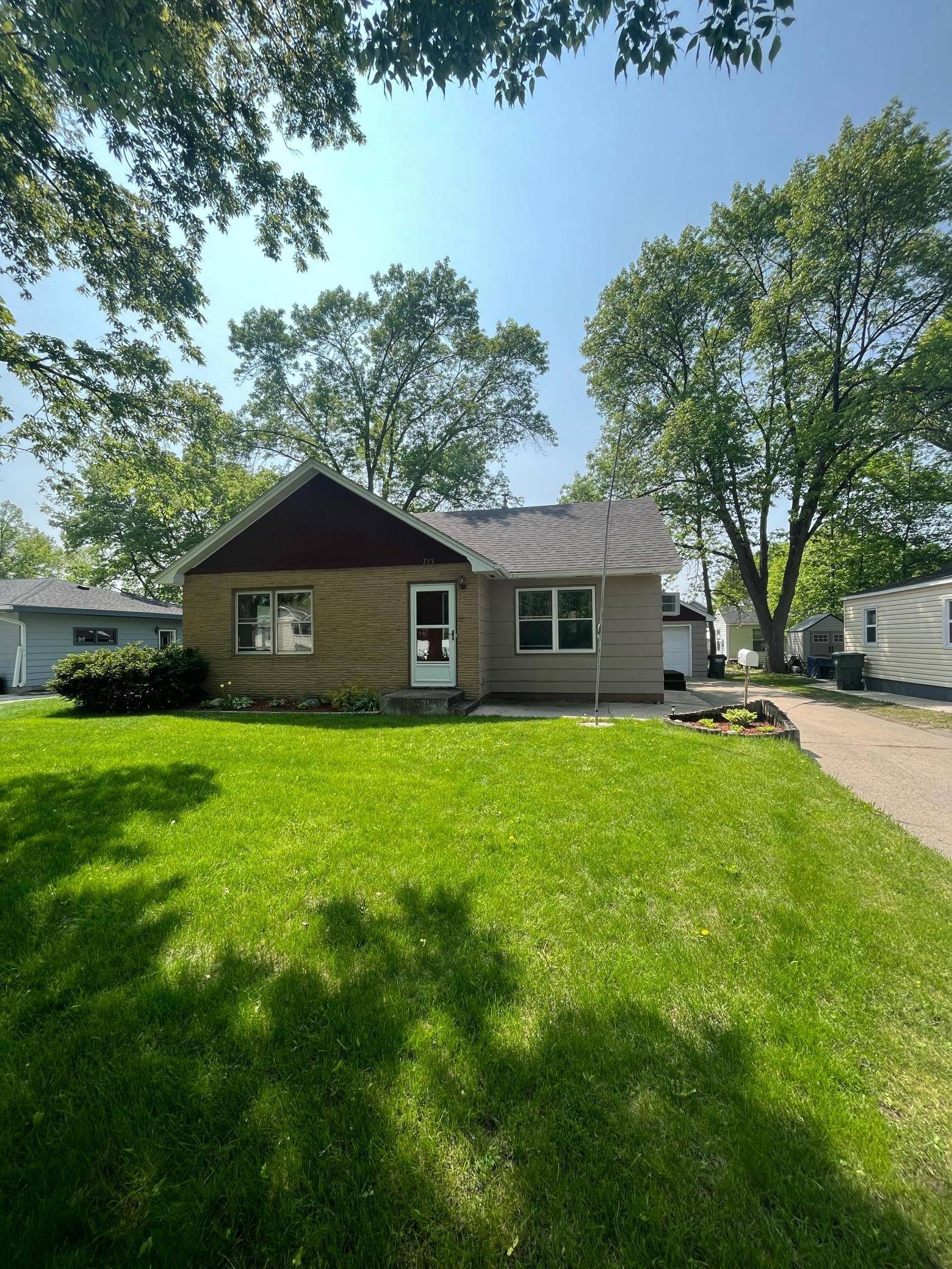 Hutchinson, MN 55350,712 Lynn RD SW