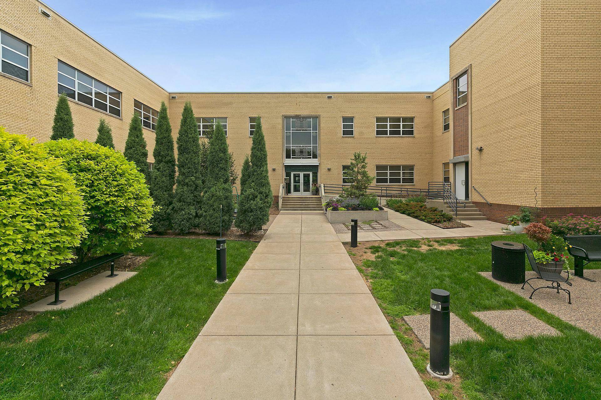 Minneapolis, MN 55404,111 E Franklin AVE #323