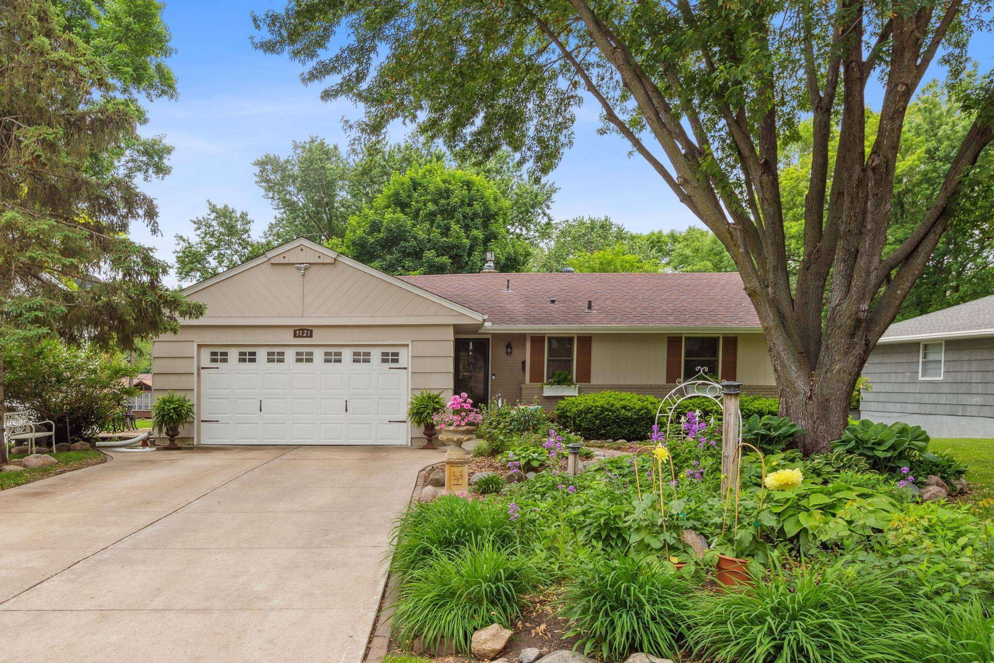 Edina, MN 55439,5121 Meadow RDG