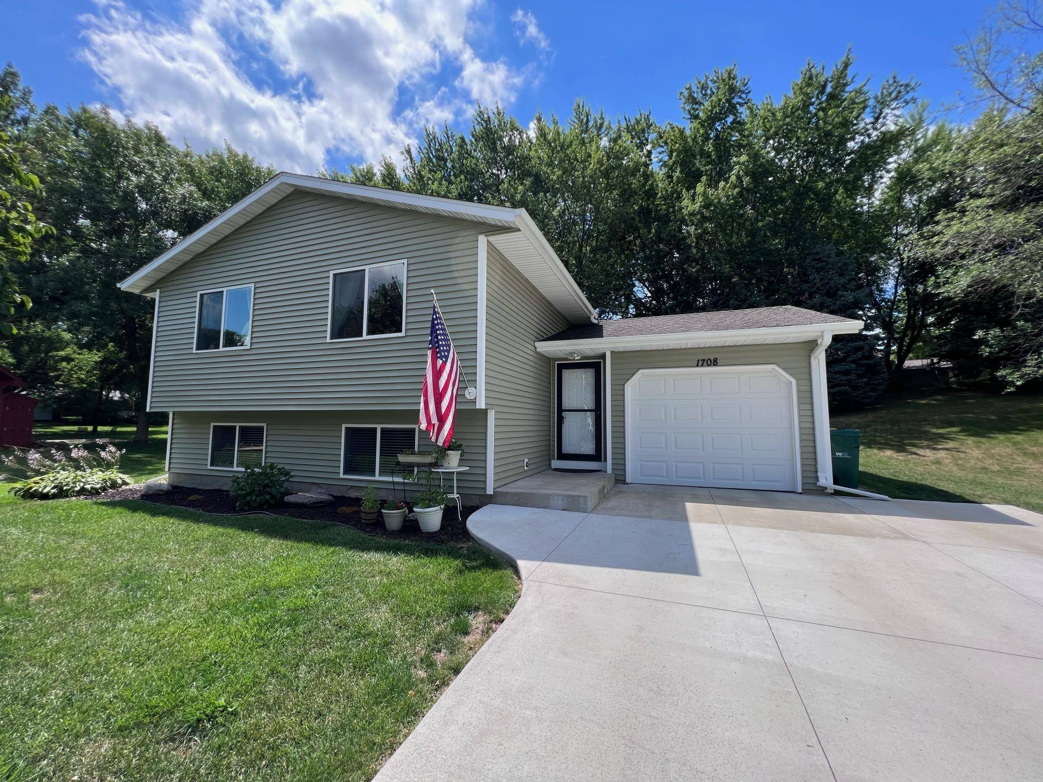 Owatonna, MN 55060,1708 Greenwood PL