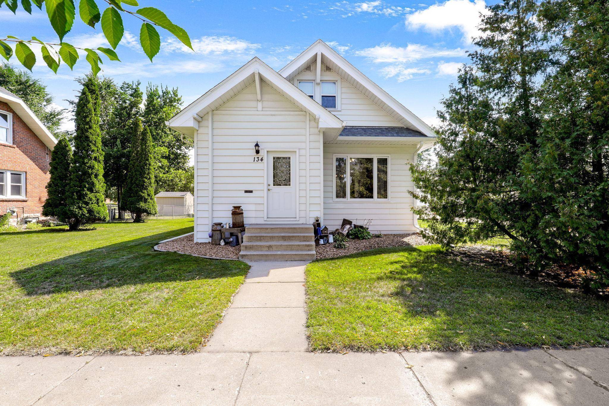 Hutchinson, MN 55350,134 3rd AVE SE