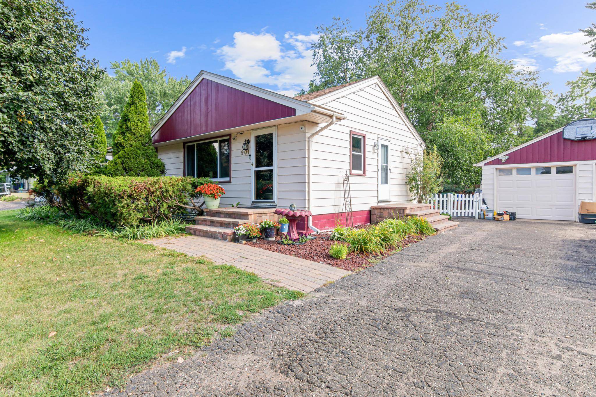 Brooklyn Park, MN 55444,901 Sunkist Pkwy
