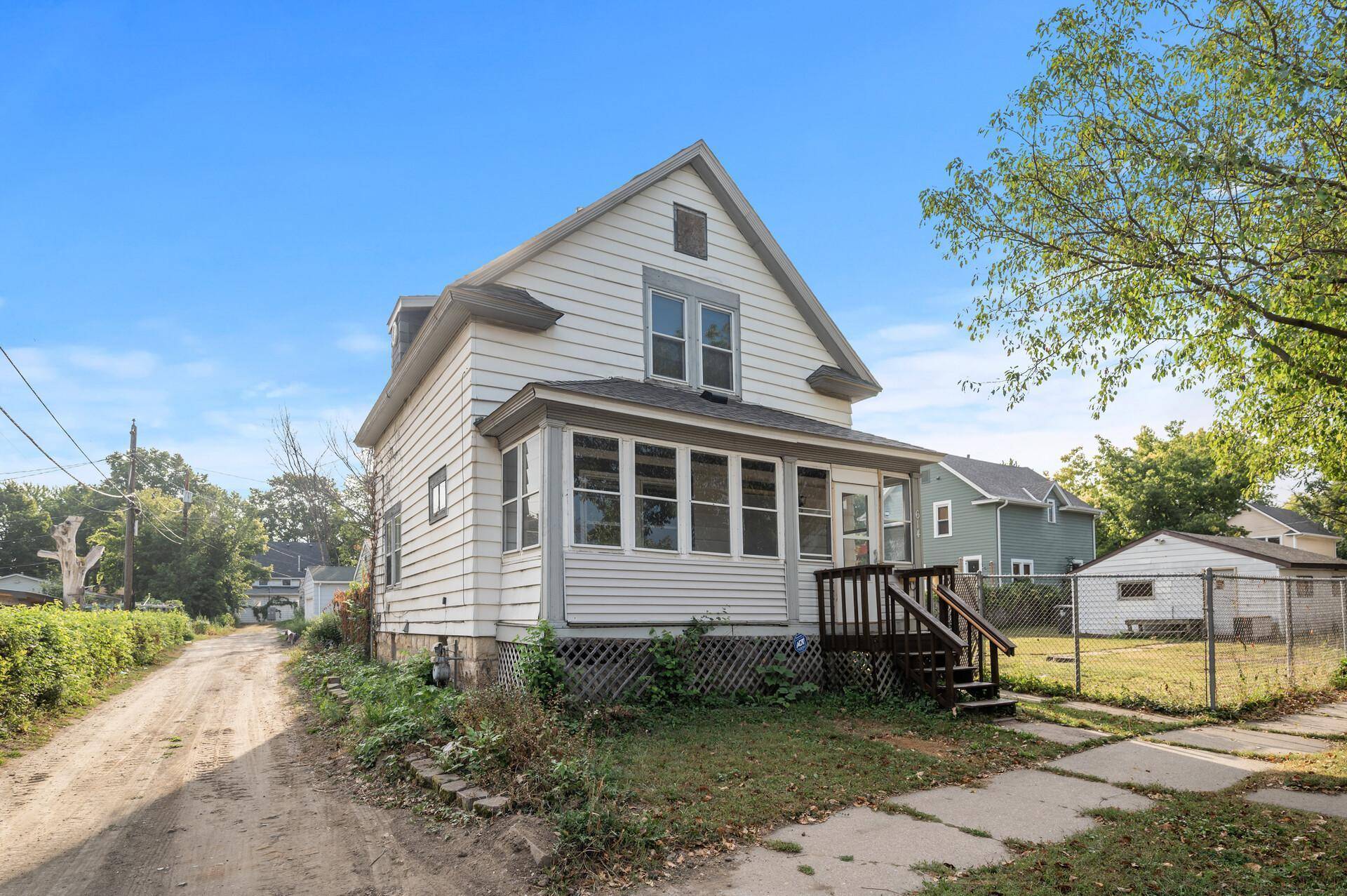 Saint Paul, MN 55103,614 Farrington ST