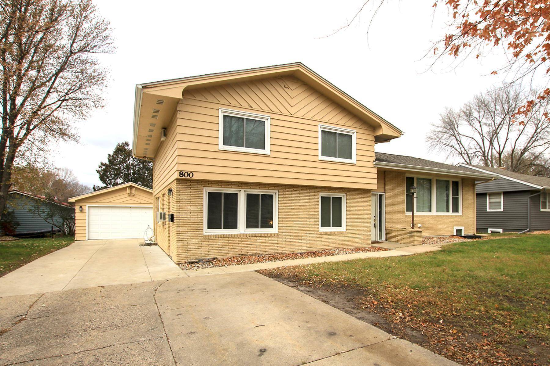 Hutchinson, MN 55350,800 Spruce ST NE